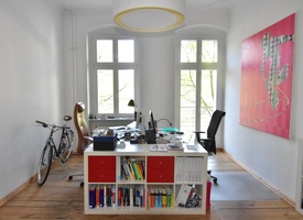 Helle, freundliche Büro-Arbeitsplätze zum 1. August frei! (früherer Einzug möglich) | Südseite Vorderhaus mit Balkon