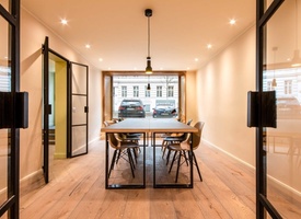 Desk in great coworking office / Fixer Arbeitsplatz in tollem Coworking-Büro