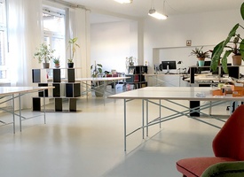 Fixdesk in bright and quiet coworking space